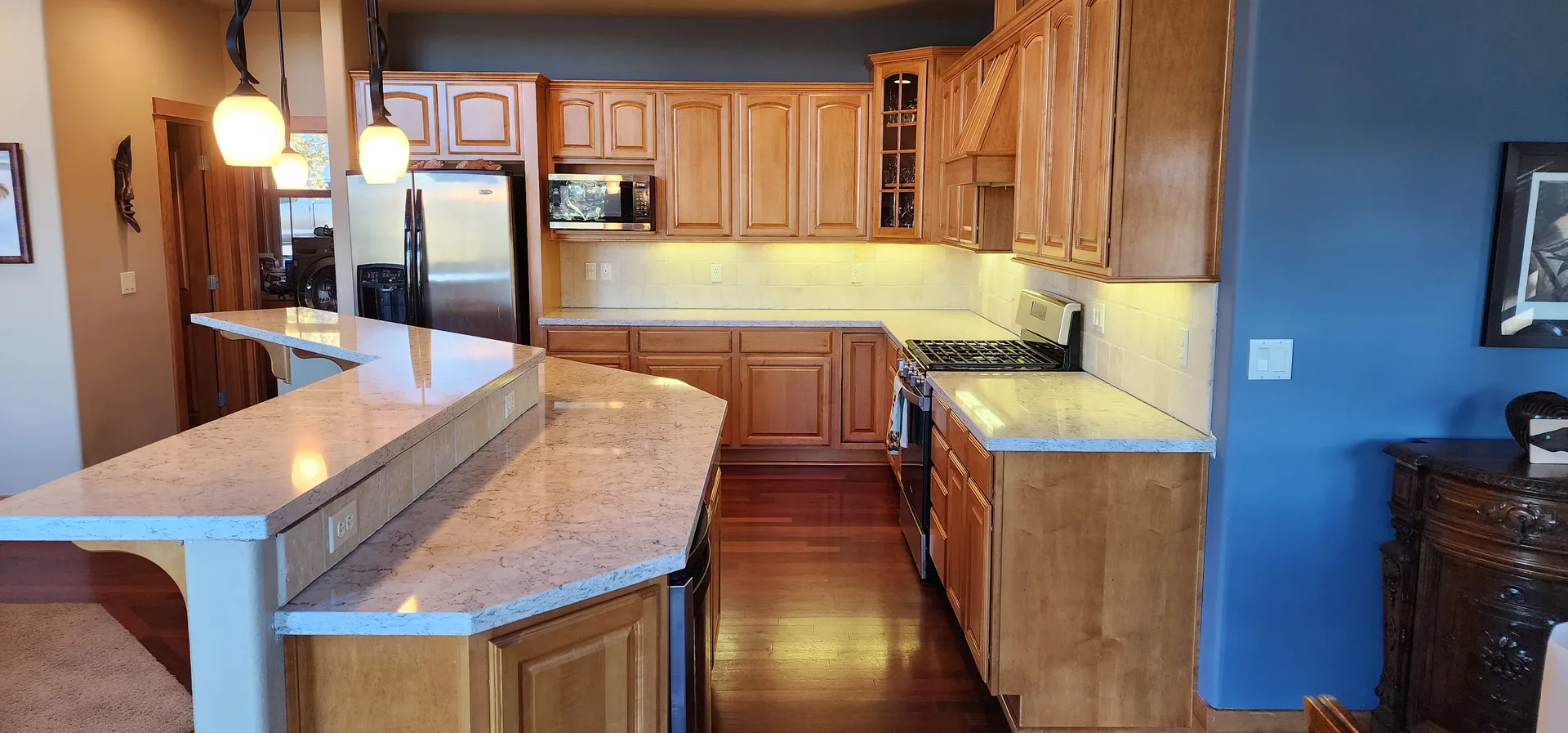 Cream and gold granite kitchen countertops with maple cabinets